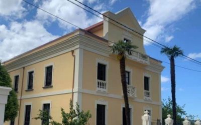 Rehabilitación de fachada de una casa Indiana en Mondoñedo con Realiza